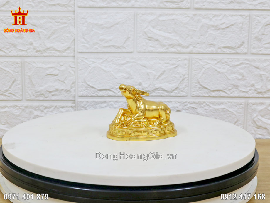 Pho tượng trâu phong thủy bằng đồng dát vàng 24K là vật phẩm phong thủy cao cấp